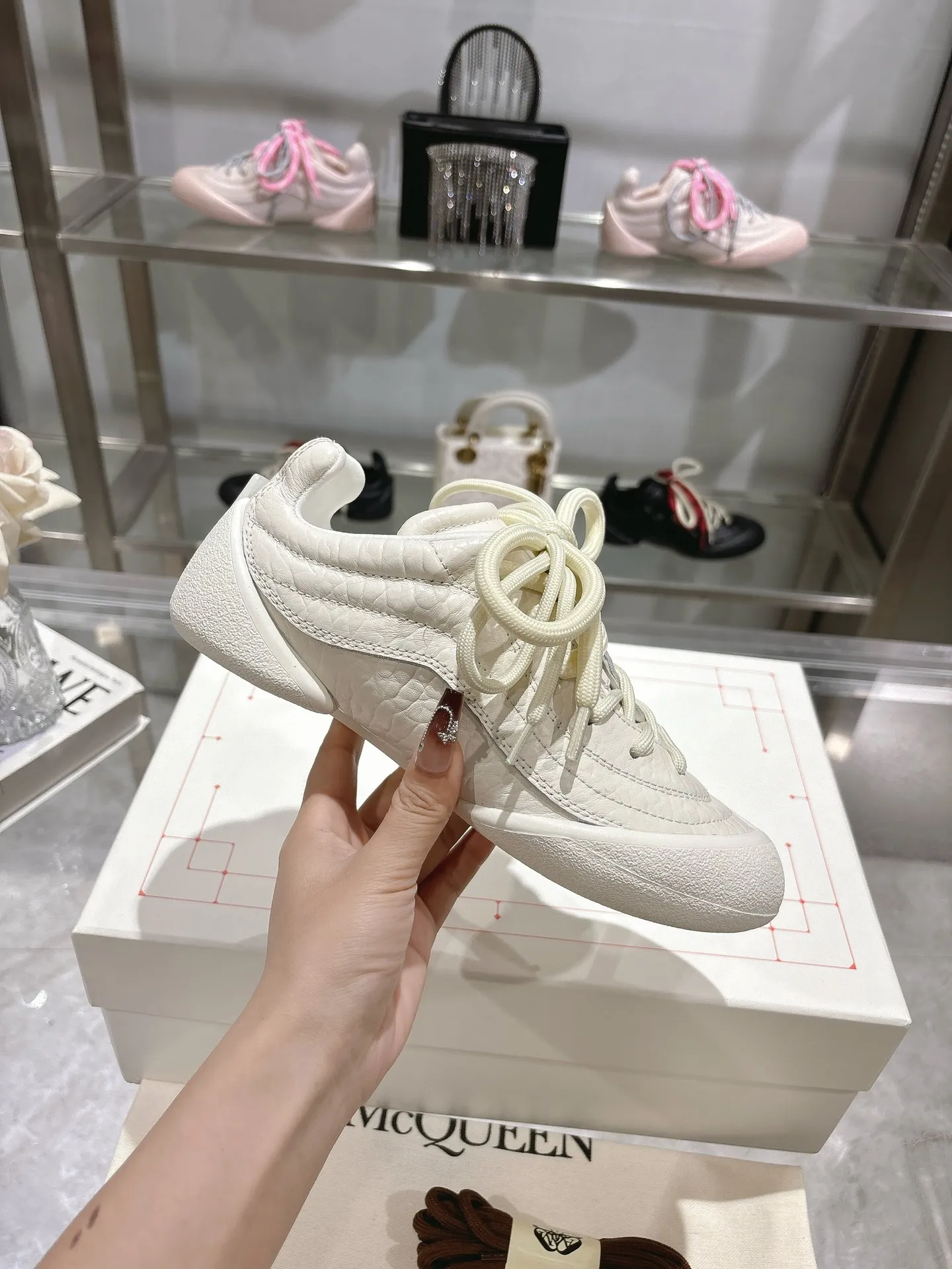 p580💰Couple model 𝐀𝐥𝐞𝐱𝐚𝐧𝐝𝐞𝐫 𝐌𝐜𝐐𝐮𝐞𝐞𝐧#/Alexander McQueen’s latest Flexion series, retro, casual, sneakers, original purchase, development, production, this Flexion Off Low-top sneakers in white grained leather with varying sized laces and an anatomically inspired lightweight segmented sole. The reverse skull pattern is embossed on the heel. Fabric: Original customized imported first-layer cowhide. Lining: Customized imported breathable mesh lining. Sole: Original open-molded non-slip TPU material. Bottom thickness: 2CM. Size: #Female size 35-40 (40 customized, non-refundable) #Men’s code 39-45 (45 customized, non-refundable)
